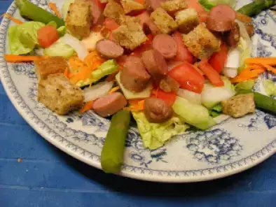 Salada com salsichas