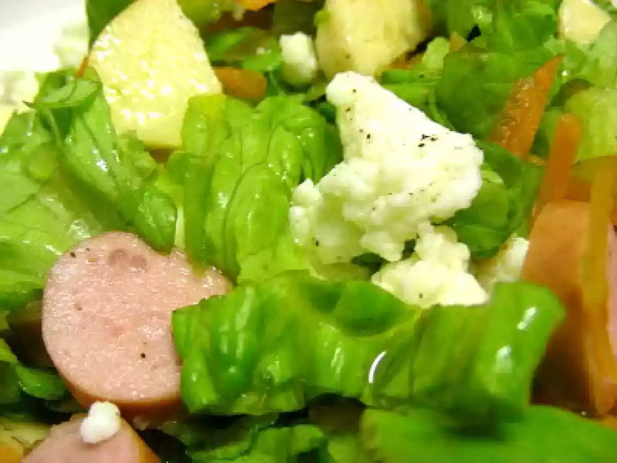 Salada com salsichas e claras de ovo