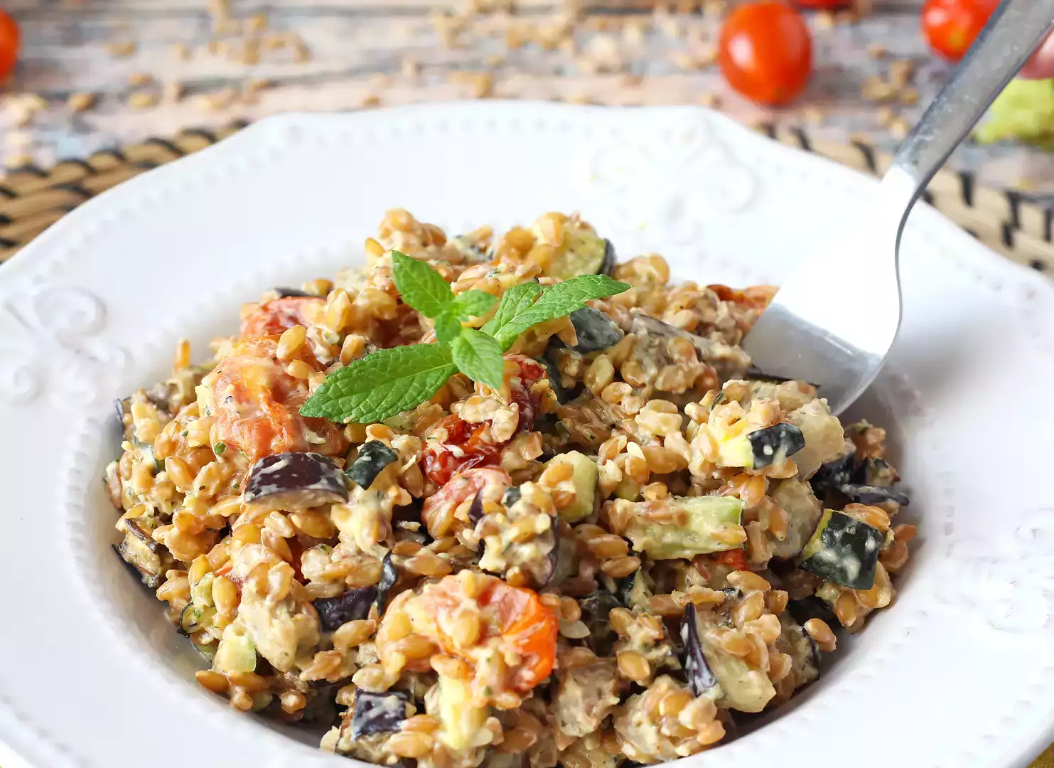 Salada cremosa de espelta com curgete (abobrinha), beringela e tomate-cereja