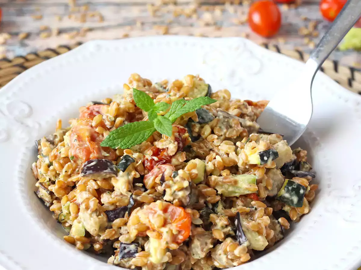 Salada cremosa de espelta com curgete (abobrinha), beringela e tomate-cereja
