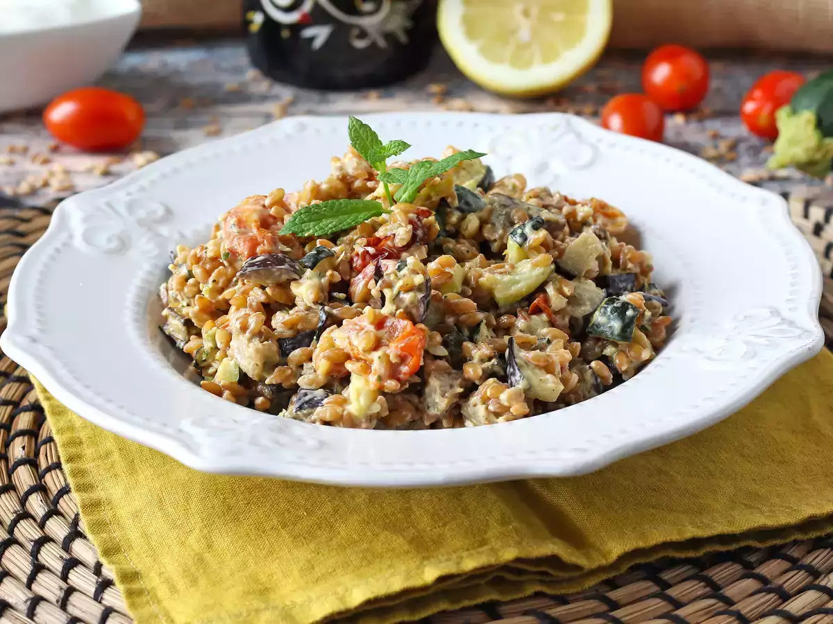 Salada cremosa de espelta com curgete (abobrinha), beringela e tomate-cereja - foto 2