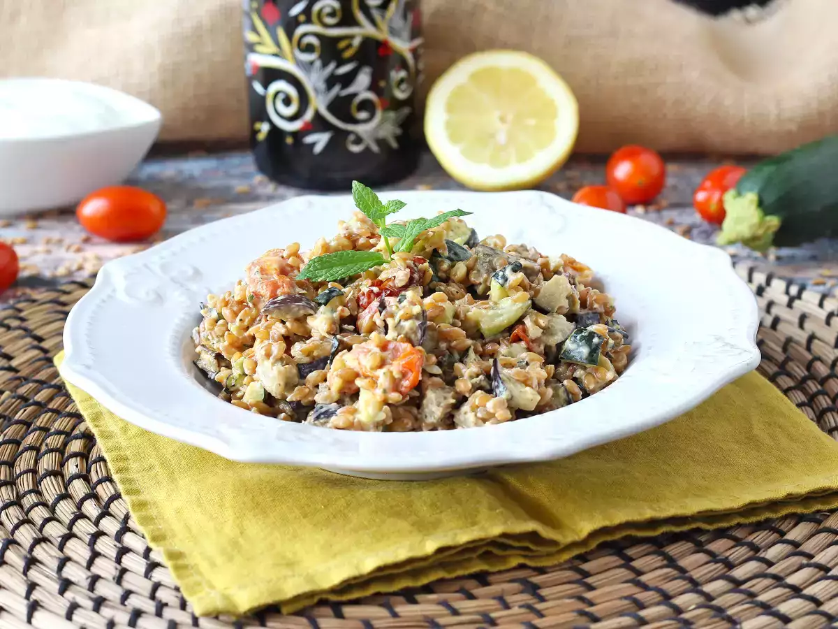 Salada cremosa de espelta com curgete (abobrinha), beringela e tomate-cereja - foto 3