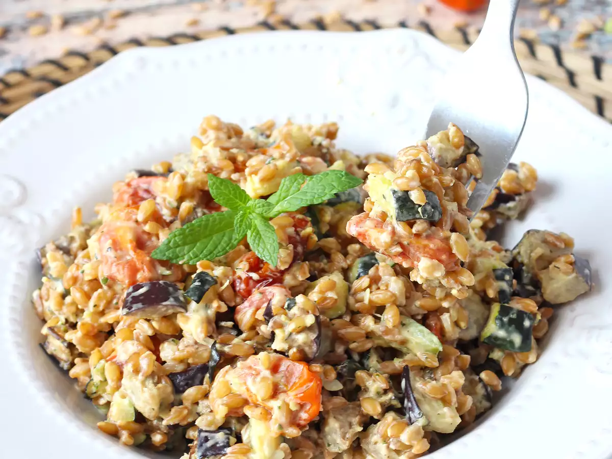 Salada cremosa de espelta com curgete (abobrinha), beringela e tomate-cereja - foto 4