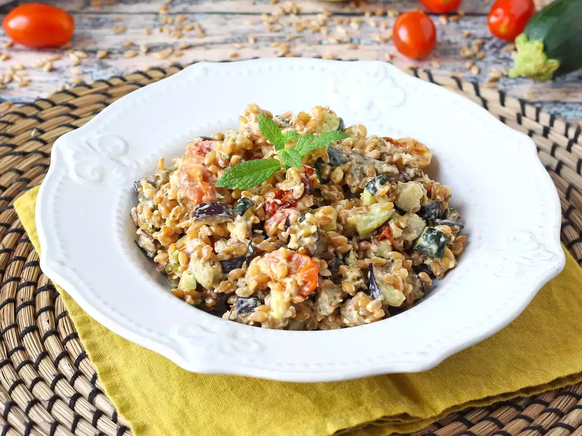 Salada cremosa de espelta com curgete (abobrinha), beringela e tomate-cereja - foto 5
