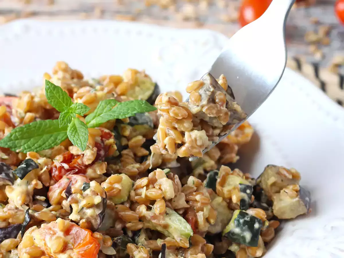 Salada cremosa de espelta com curgete (abobrinha), beringela e tomate-cereja - foto 6