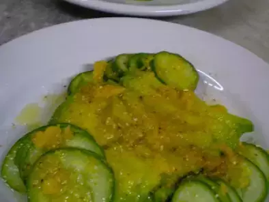 Salada de abacate grelhado com pepinos