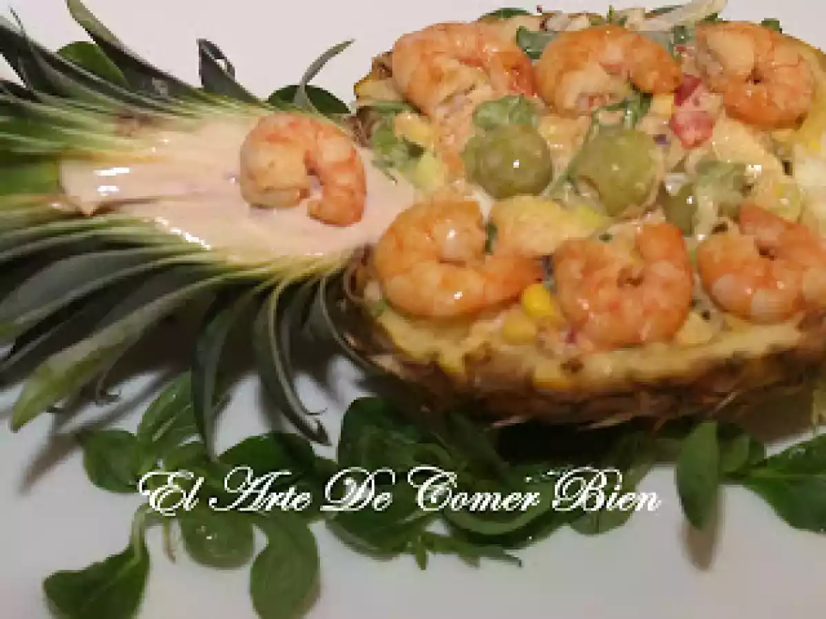 Salada de abacaxi e camarao com salsa rosa