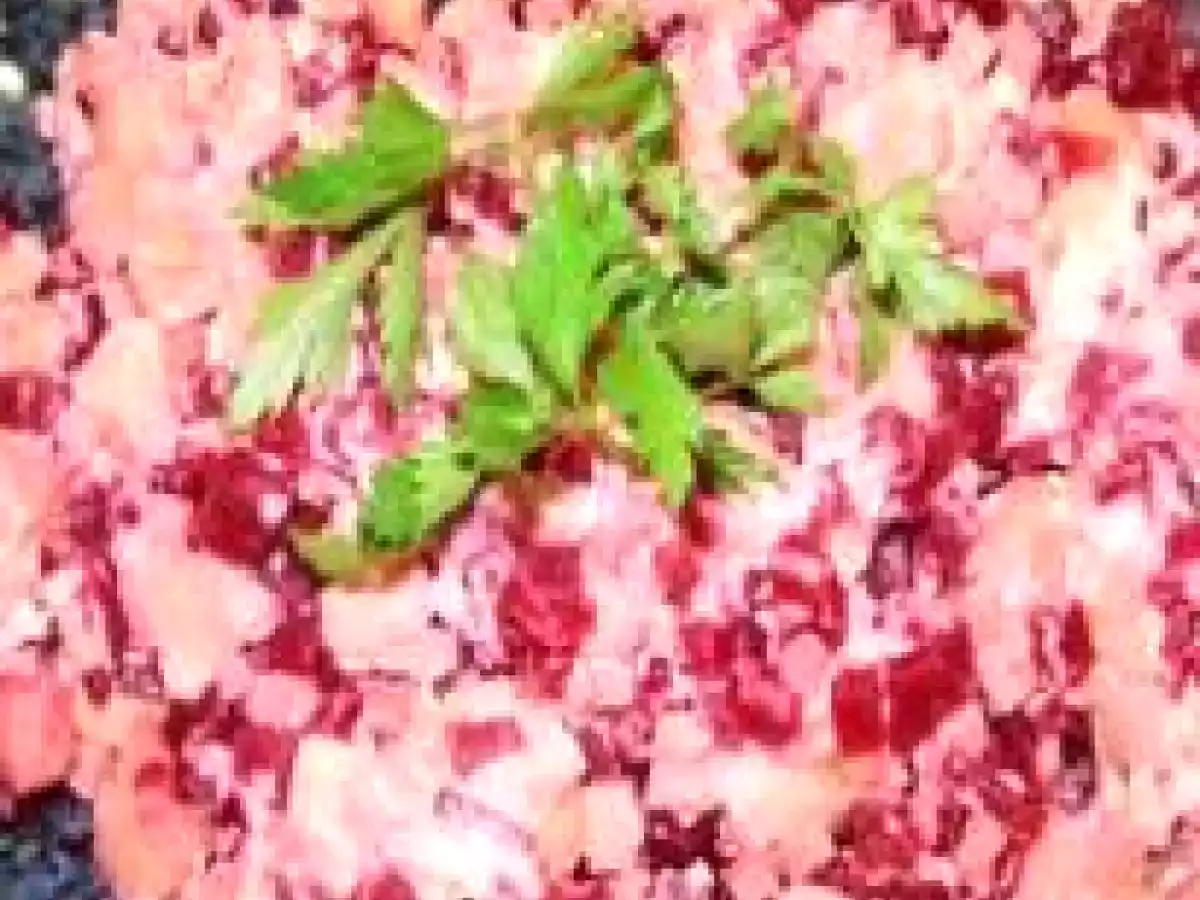 Salada de aipim com maionese de beterraba