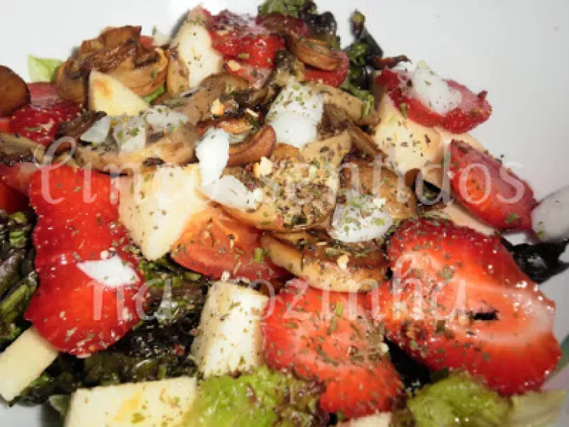 Salada de alface com morangos e cogumelos salteados