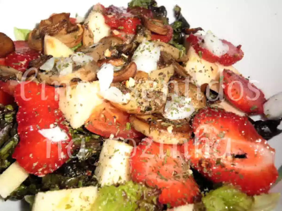 Salada de alface com morangos e cogumelos salteados