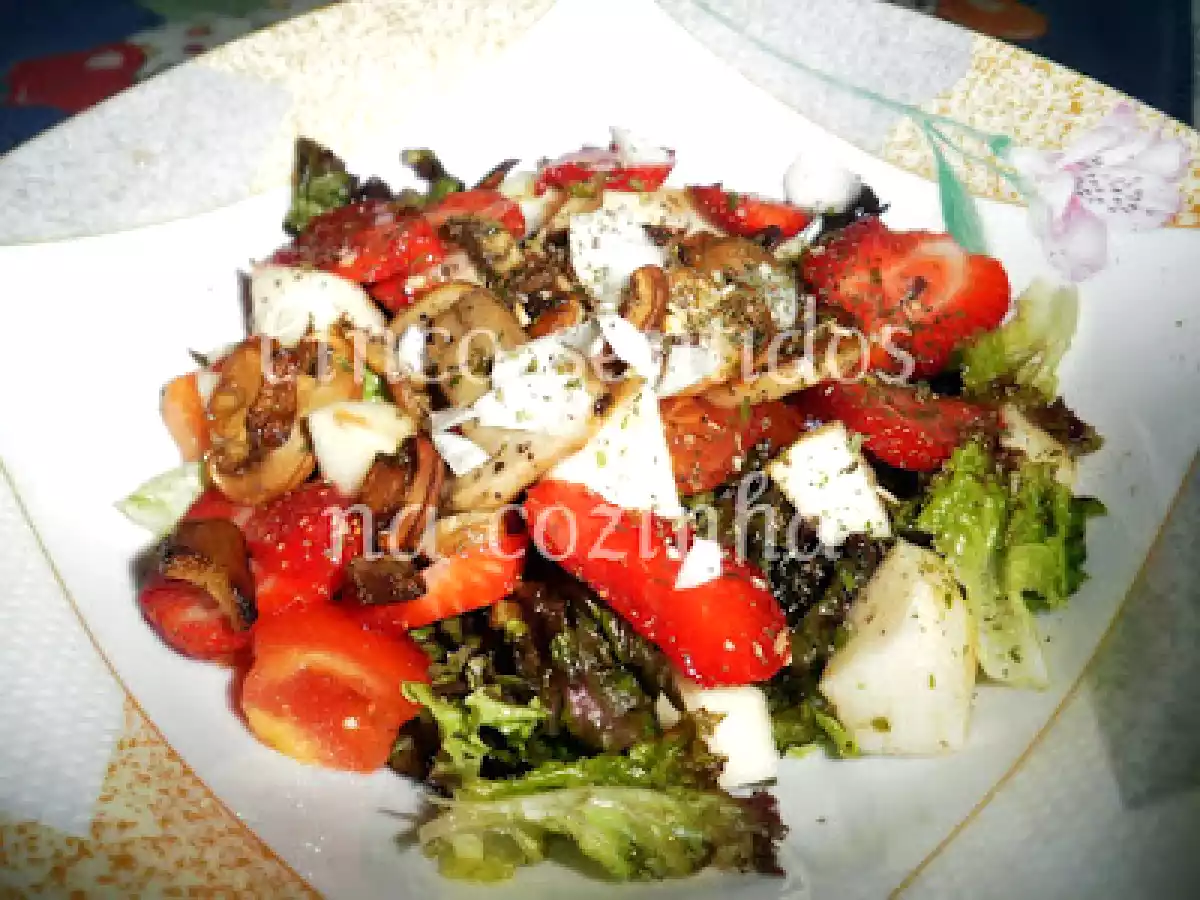 Salada de alface com morangos e cogumelos salteados - foto 3