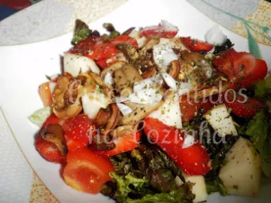 Salada de alface com morangos e cogumelos salteados - foto 2