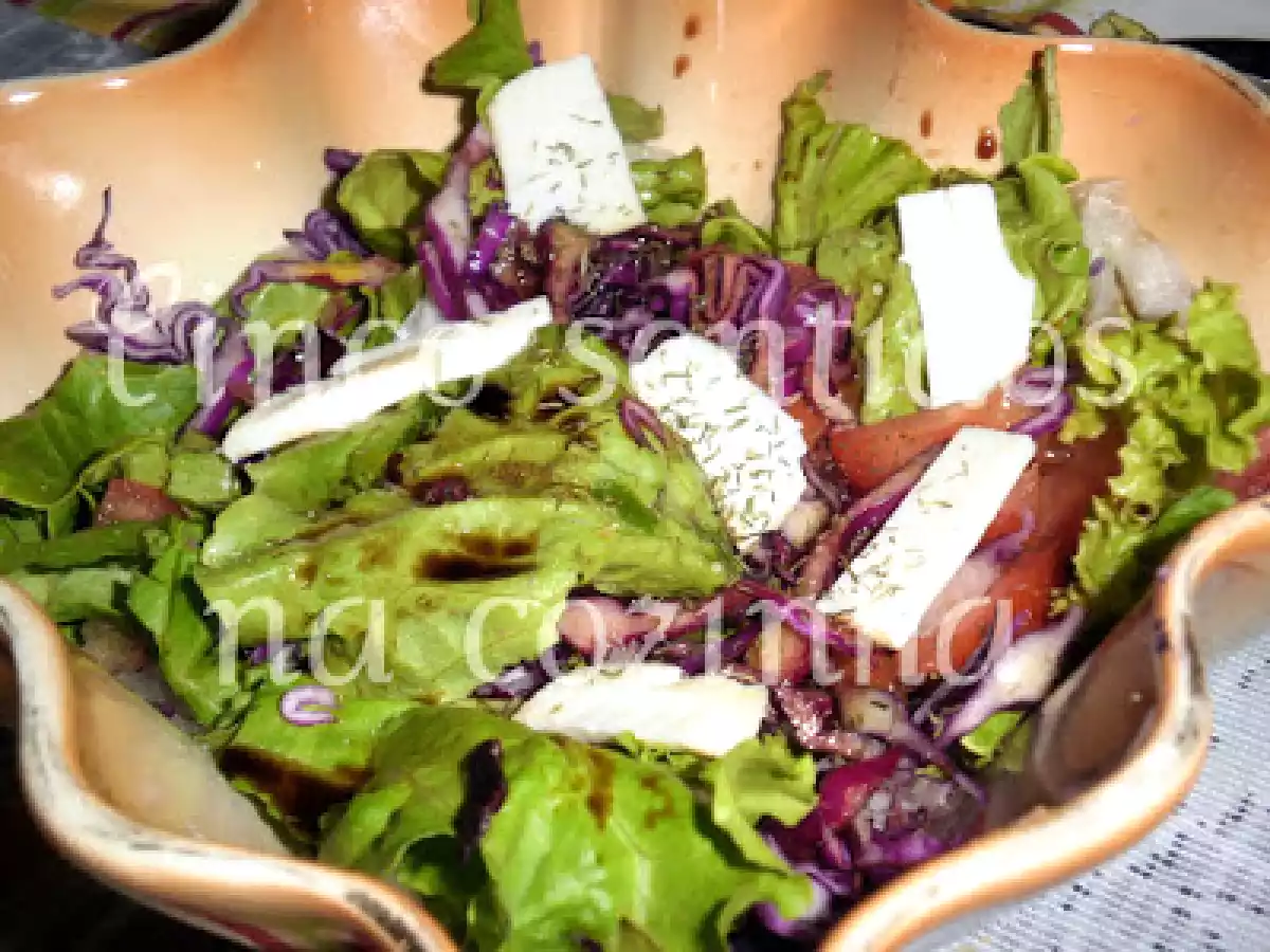 Salada de alface, couve roxa e queijo de cabra curado - foto 2