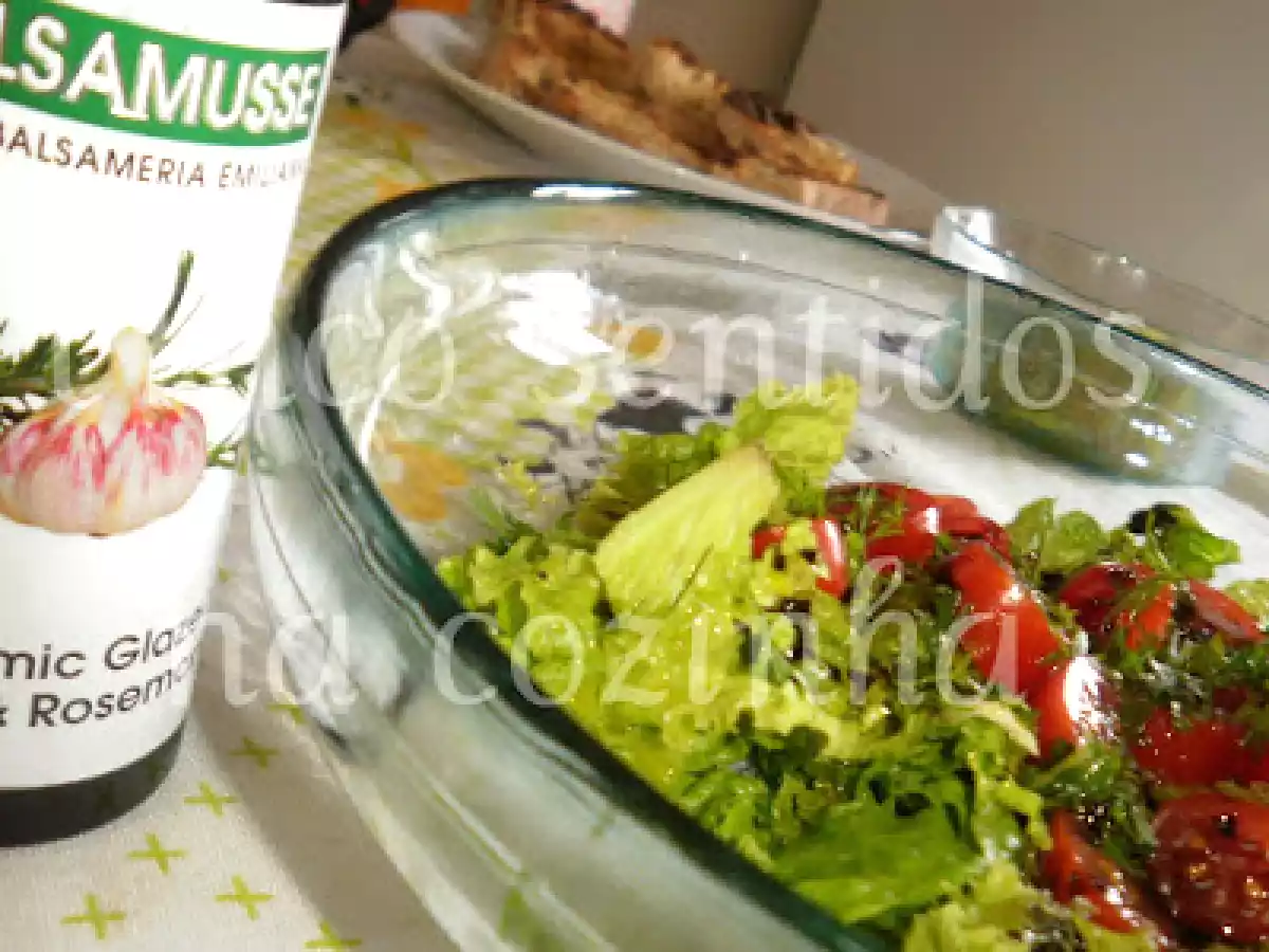 Salada de alface e tomate cherry com mousse de vinagre balsâmico de alho e alecrim