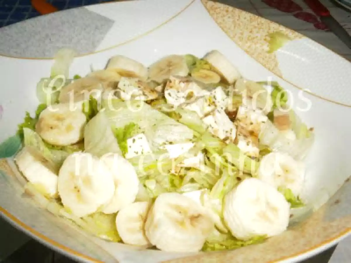Salada de alface iceberg com banana e queijo feta - foto 2
