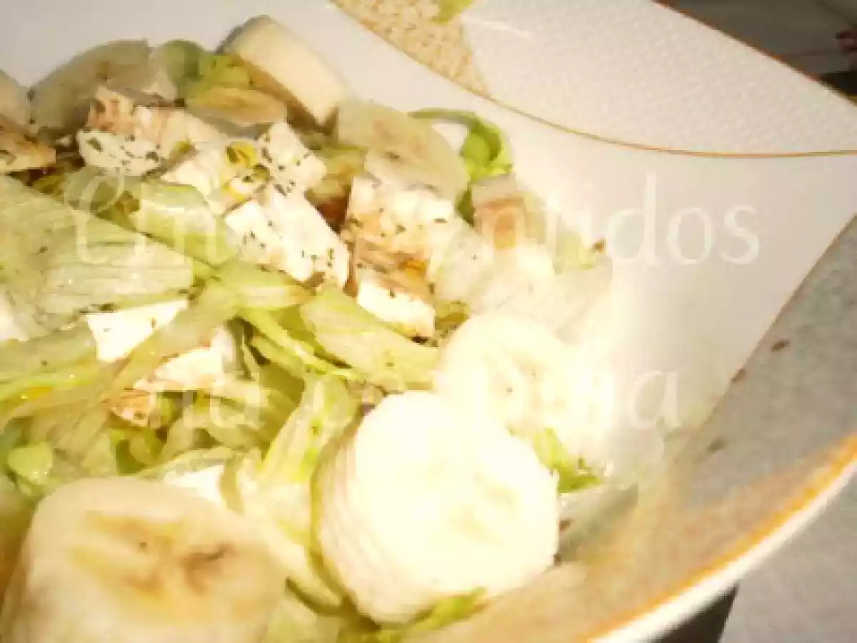 Salada de alface iceberg com banana e queijo feta - foto 3