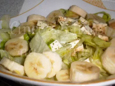 Salada de alface iceberg com banana e queijo feta