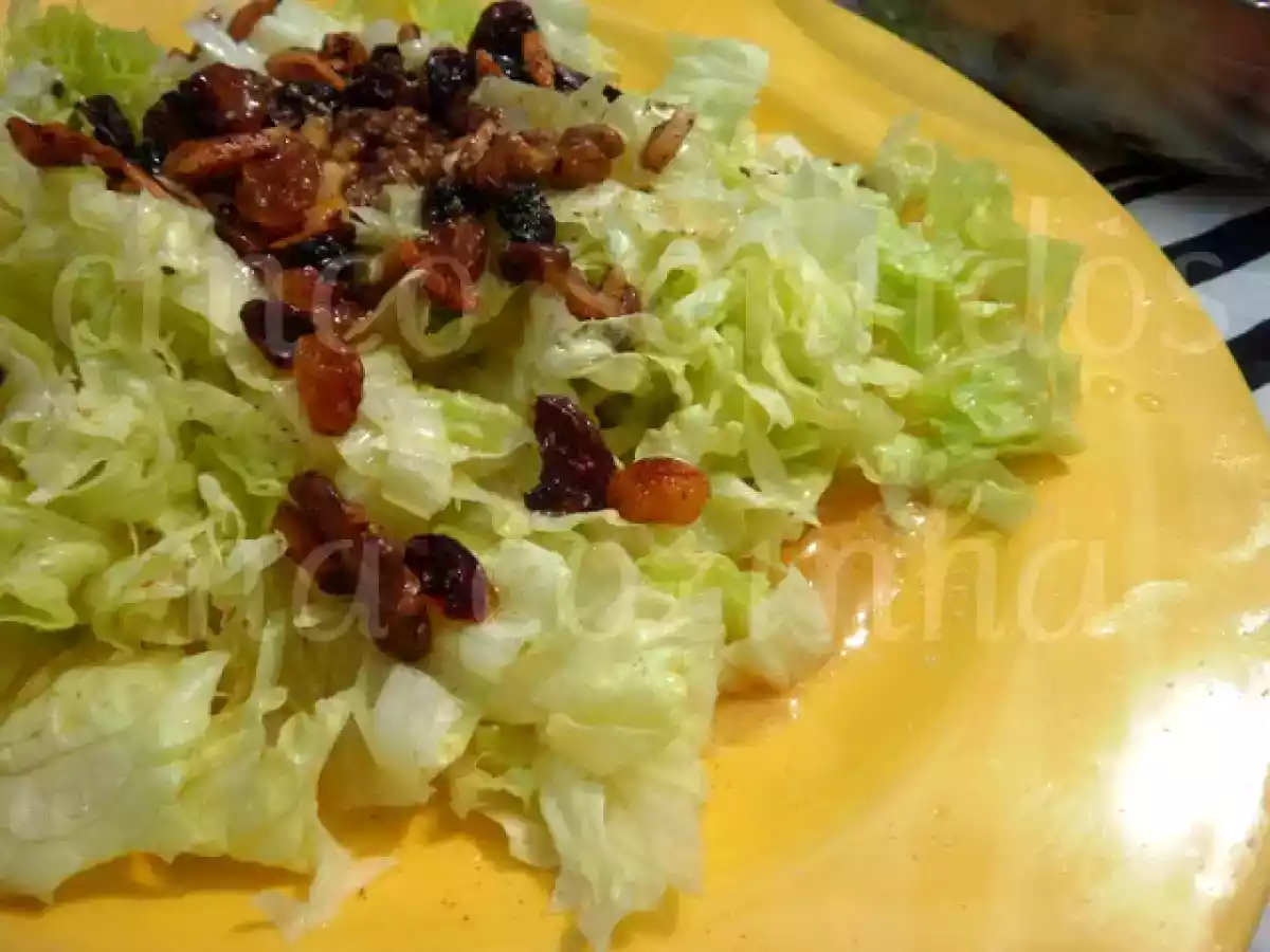 Salada de alface icebergue com frutos secos salteados
