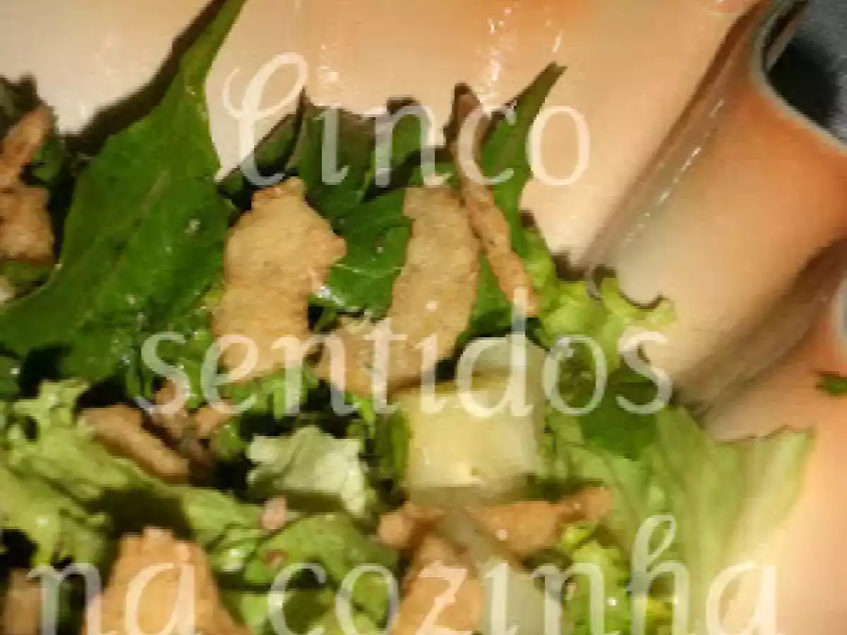 Salada de alface, rúcula e agrião com ananás e cebola estaladiça