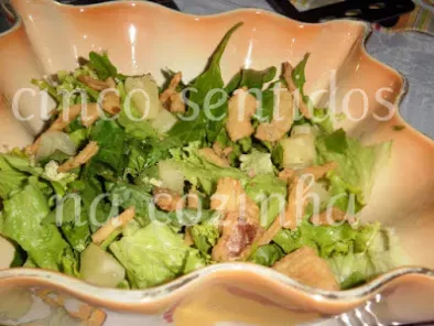Salada de alface, rúcula e agrião com ananás e cebola estaladiça, foto 2