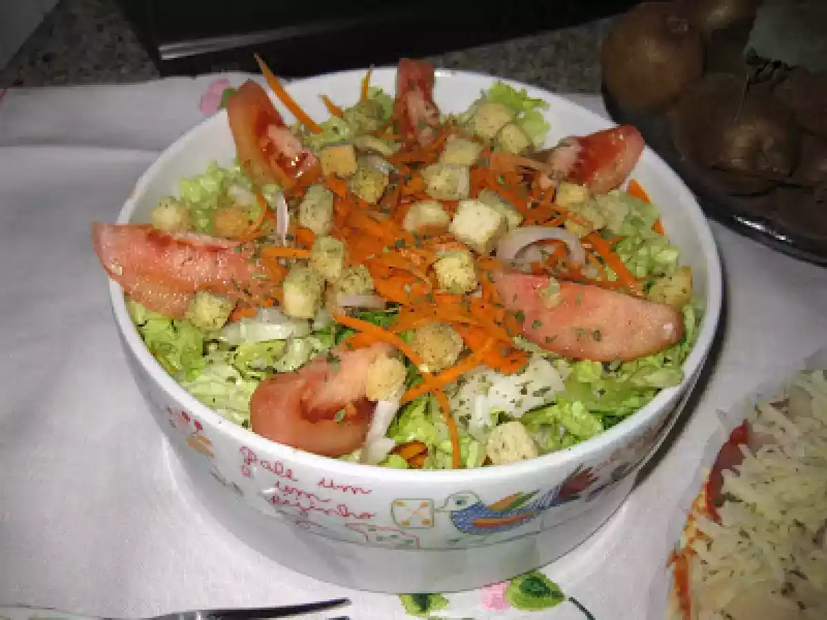 SALADA DE ALFACE, TOMATE E CENOURA