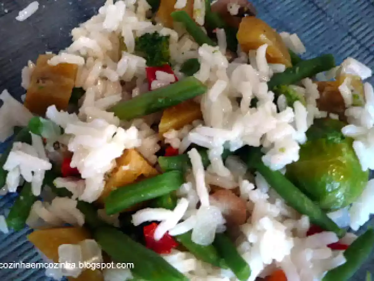 Salada de arroz com batata doce e legumes