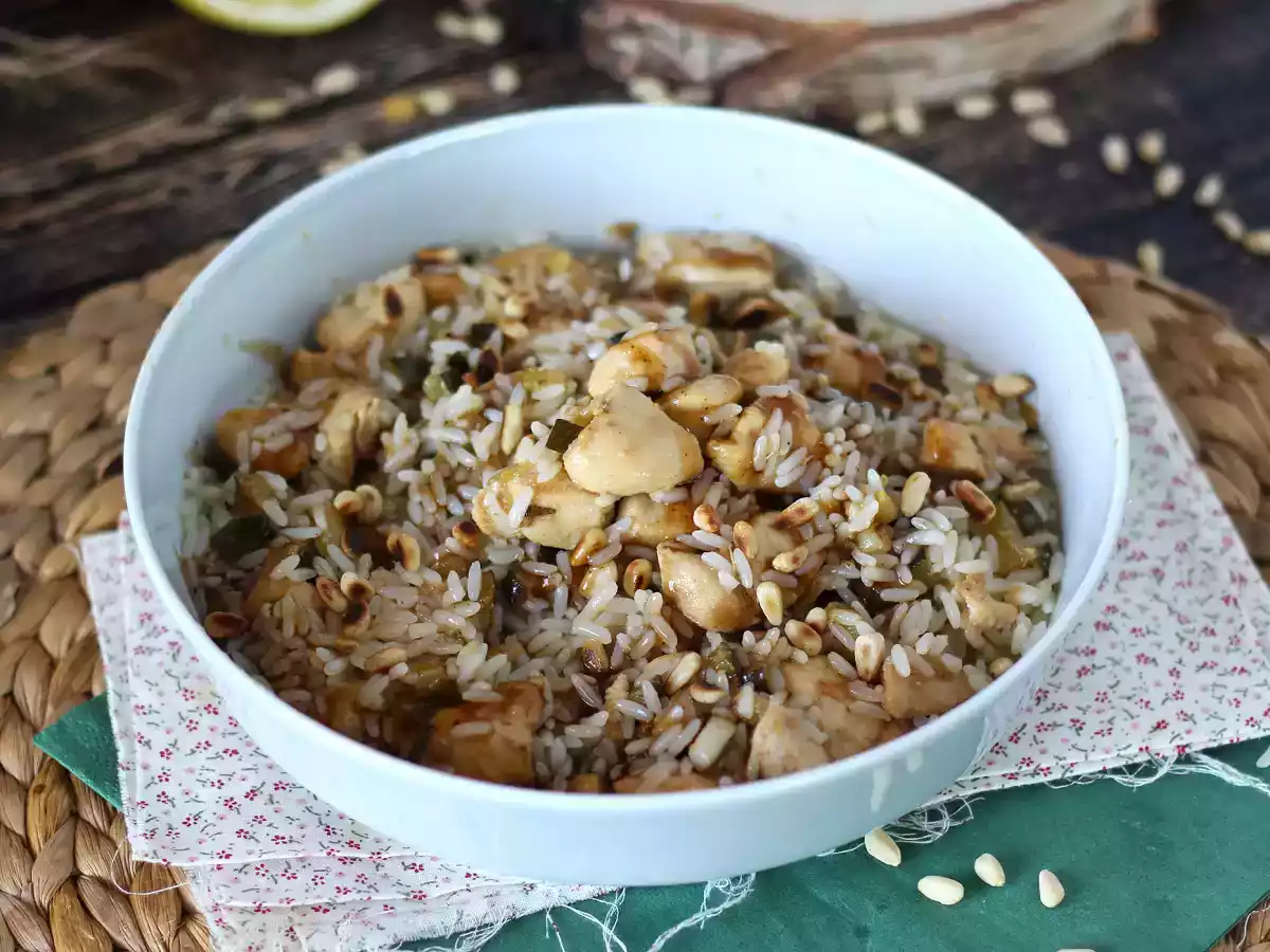 Salada de arroz com frango, curgete (abobrinha) e pinhões - foto 2