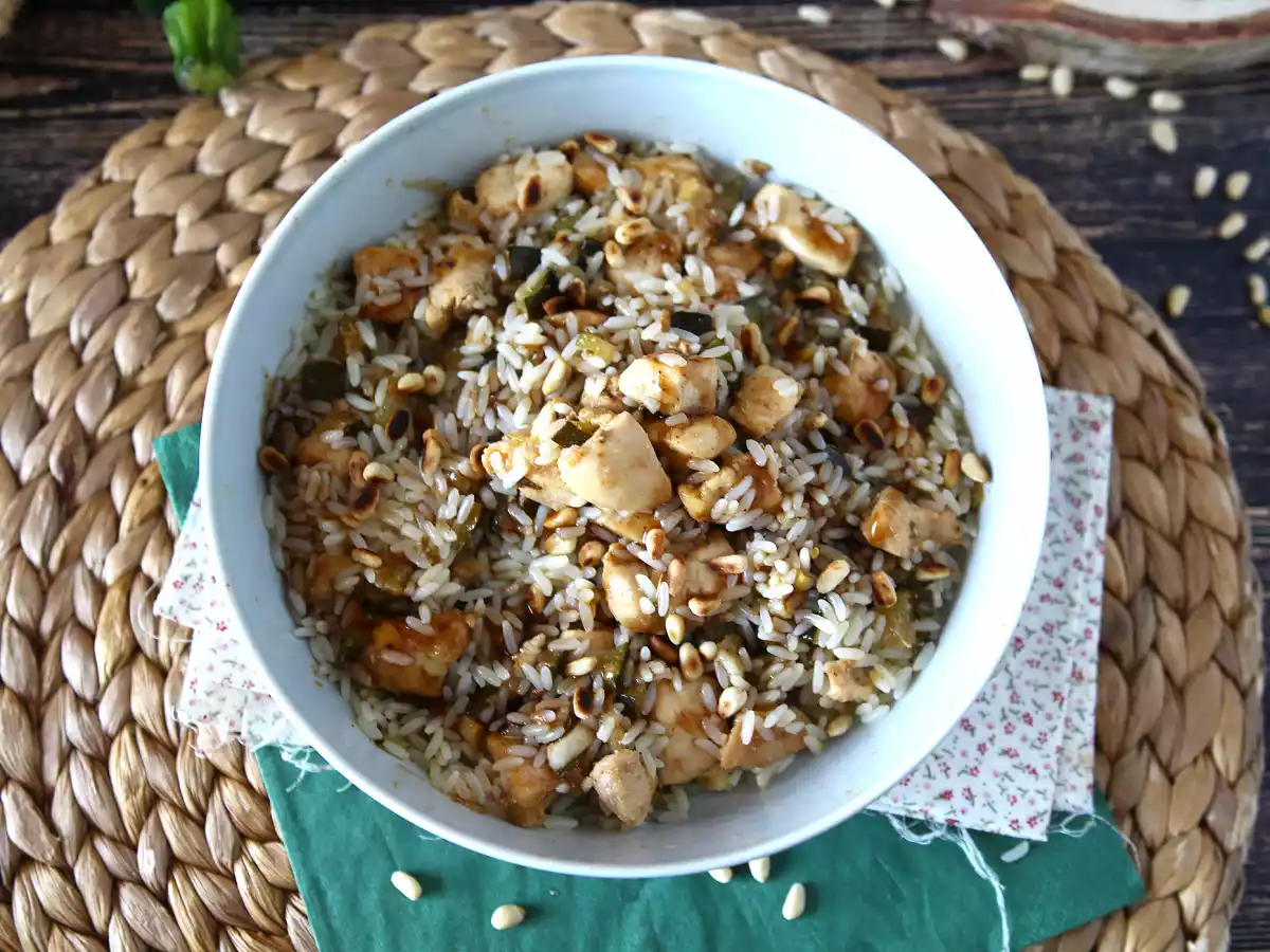 Salada de arroz com frango, curgete (abobrinha) e pinhões - foto 3