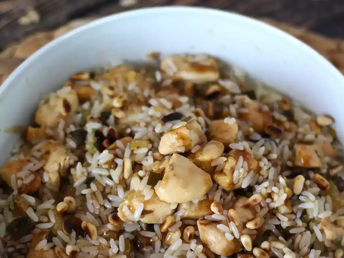 Salada de arroz com frango, curgete (abobrinha) e pinhões - foto 4
