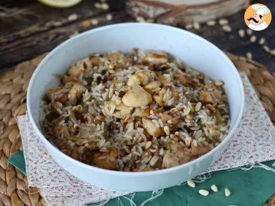 Salada de arroz com frango, curgete (abobrinha) e pinhões, foto 1