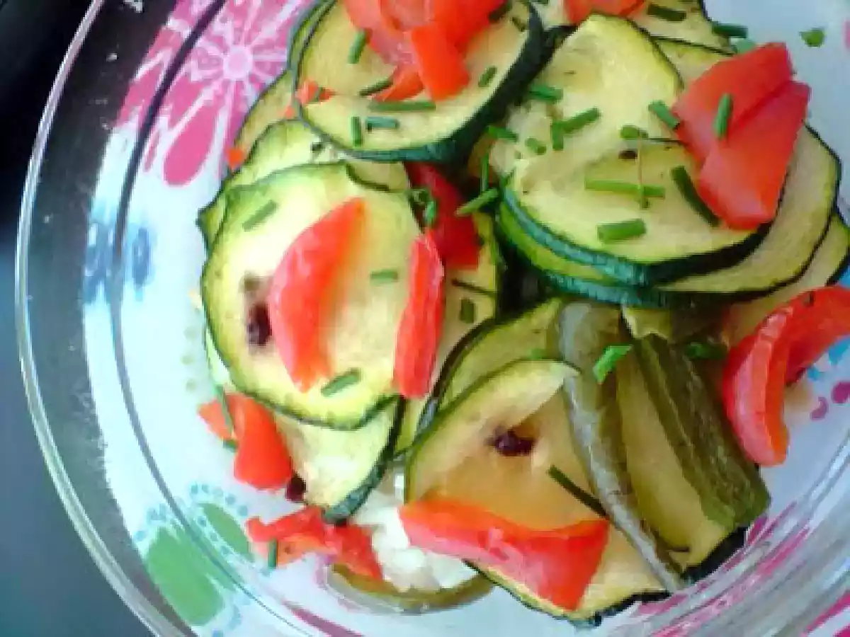 Salada de arroz, frango, courgete e pimento