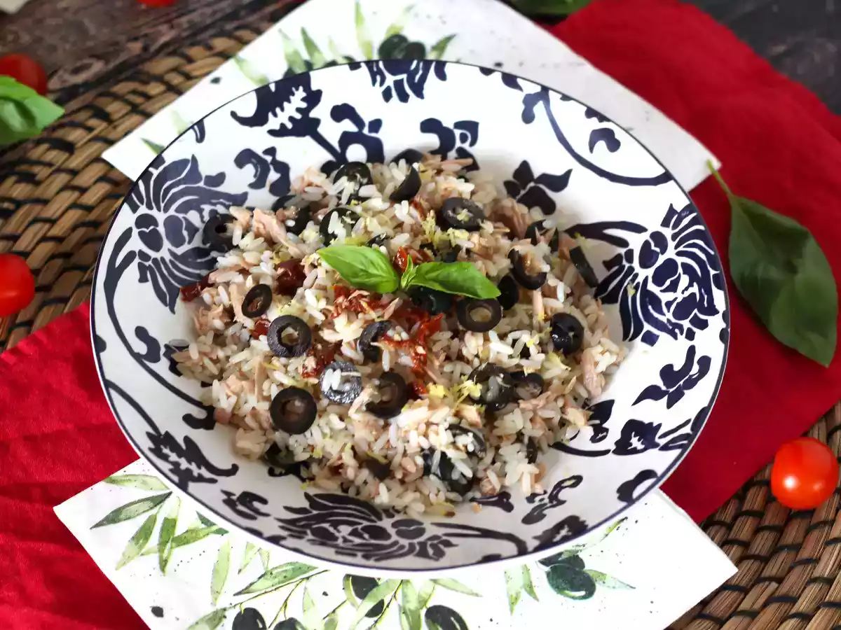 Salada de arroz mediterrânea com atum, azeite, tomate seco e limão - foto 2
