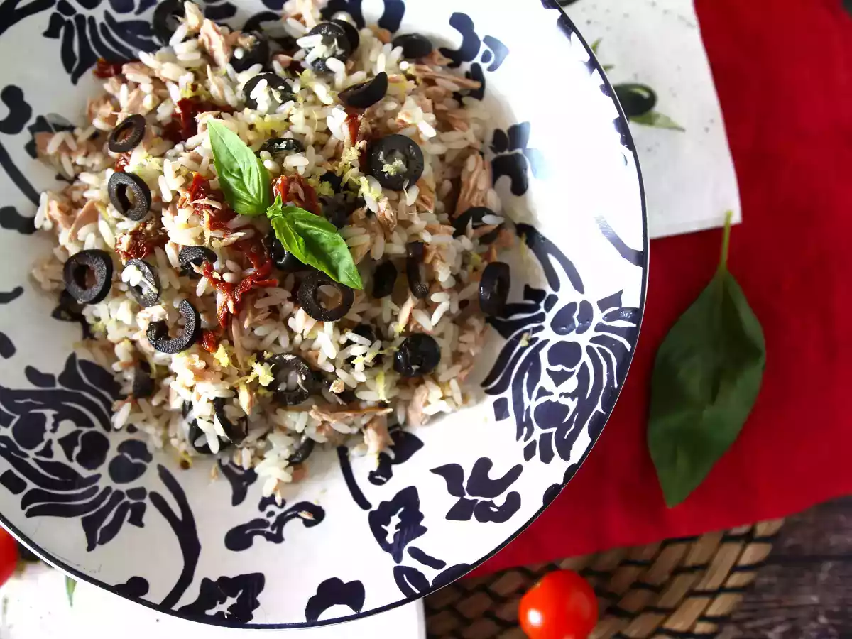 Salada de arroz mediterrânea com atum, azeite, tomate seco e limão - foto 3