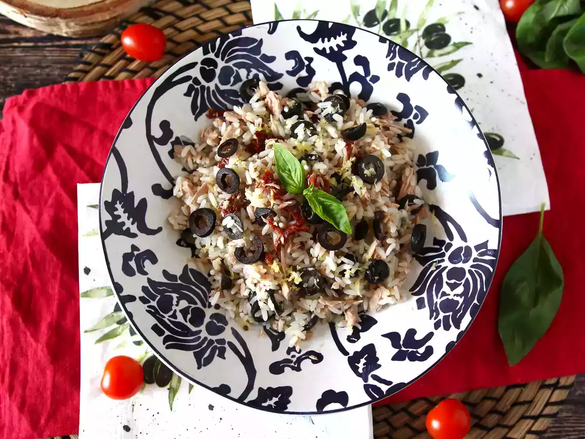 Salada de arroz mediterrânea com atum, azeite, tomate seco e limão - foto 4