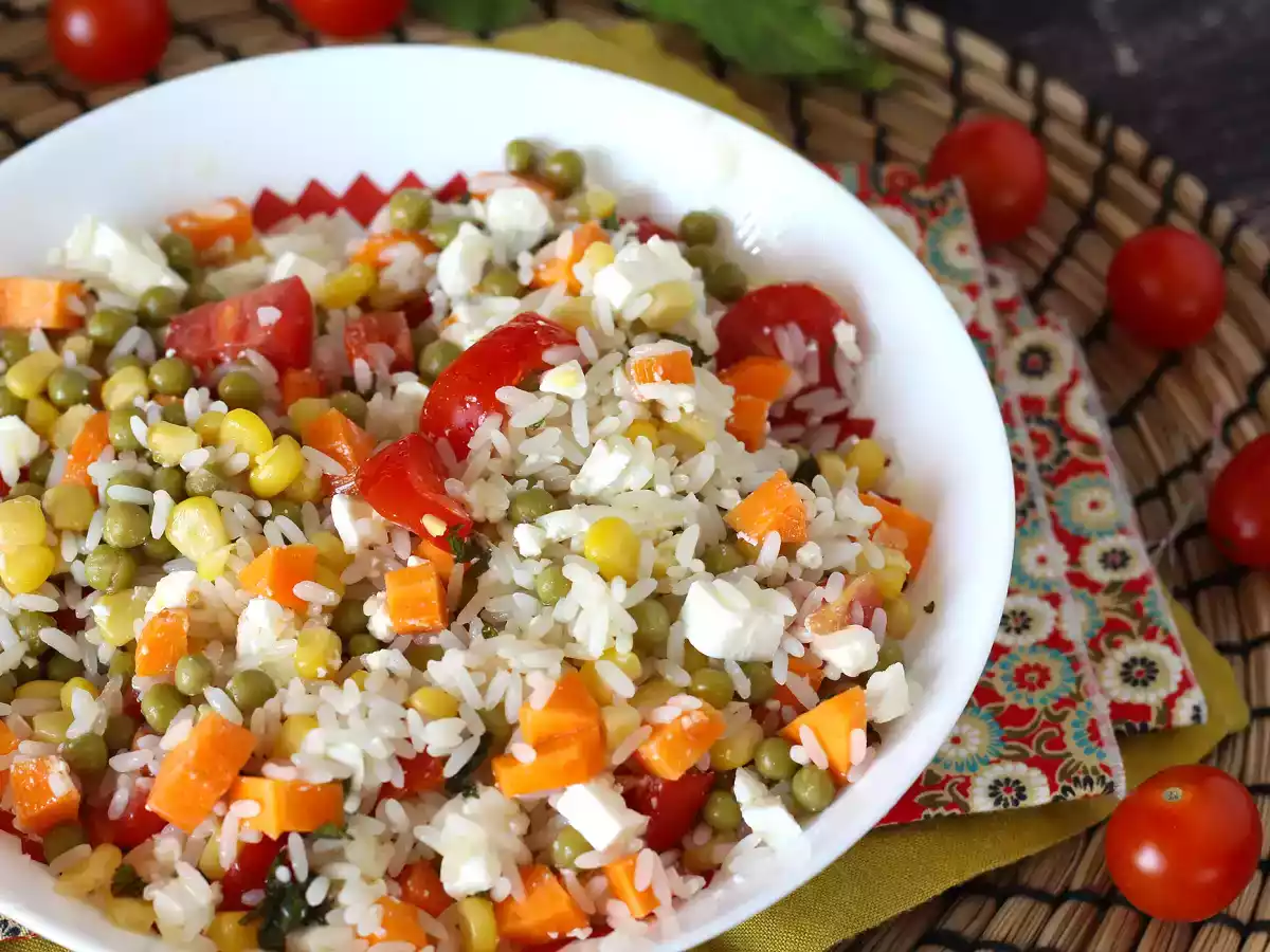 Salada de arroz vegetariana: queijo feta, milho, cenoura, ervilha, tomate cereja e hortelã