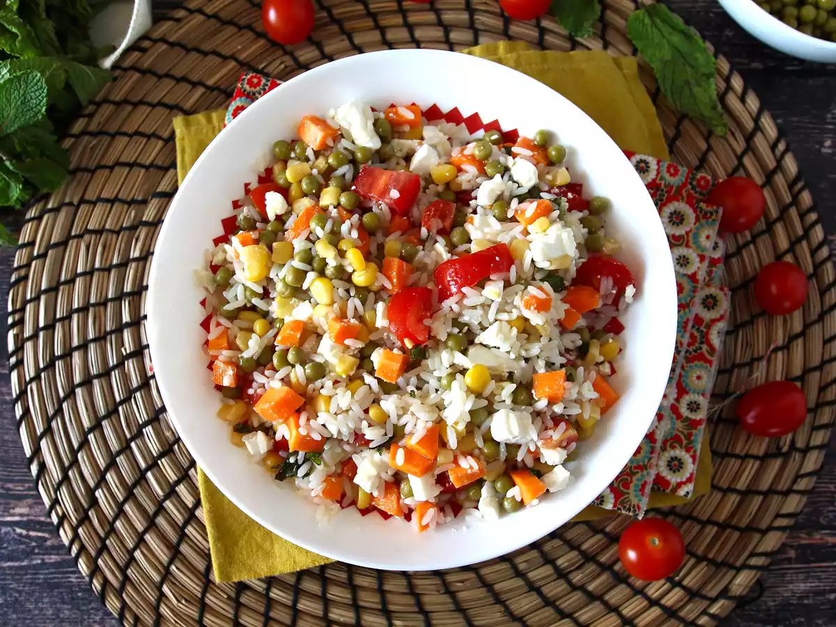 Salada de arroz vegetariana: queijo feta, milho, cenoura, ervilha, tomate cereja e hortelã - foto 2