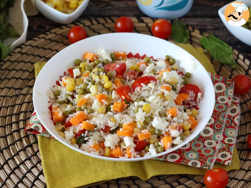 Salada de arroz vegetariana: queijo feta, milho, cenoura, ervilha, tomate cereja e hortelã, foto 3