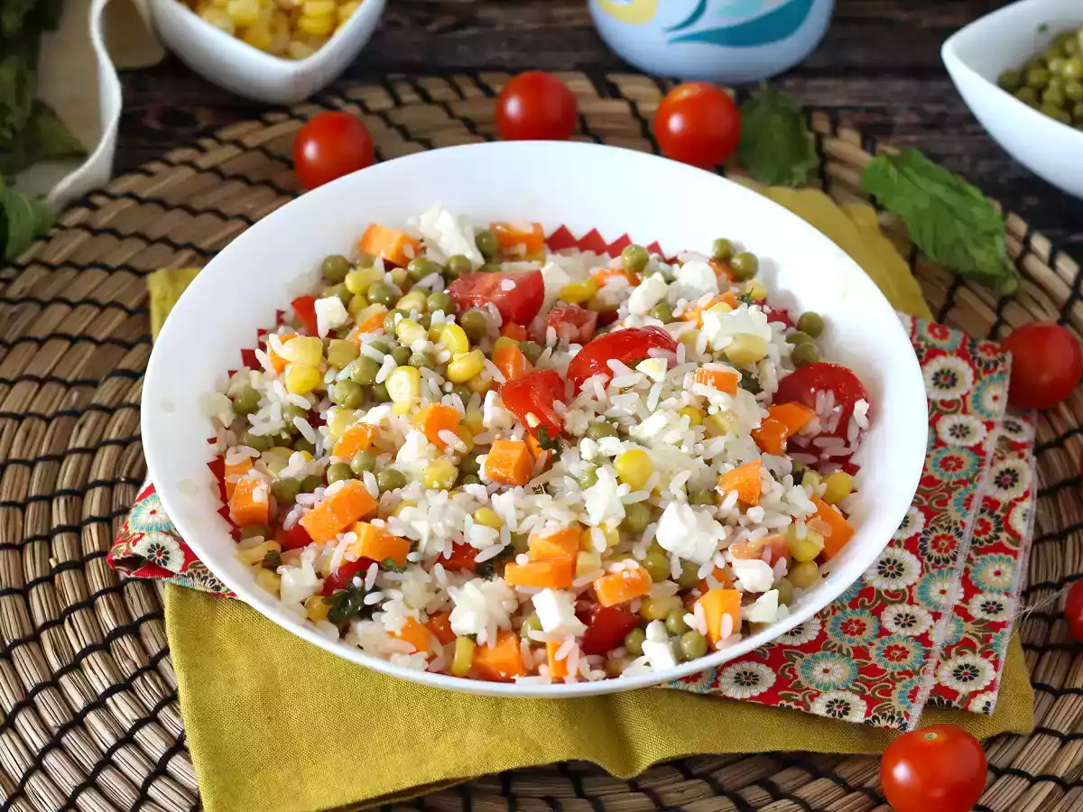 Salada de arroz vegetariana: queijo feta, milho, cenoura, ervilha, tomate cereja e hortelã - foto 3