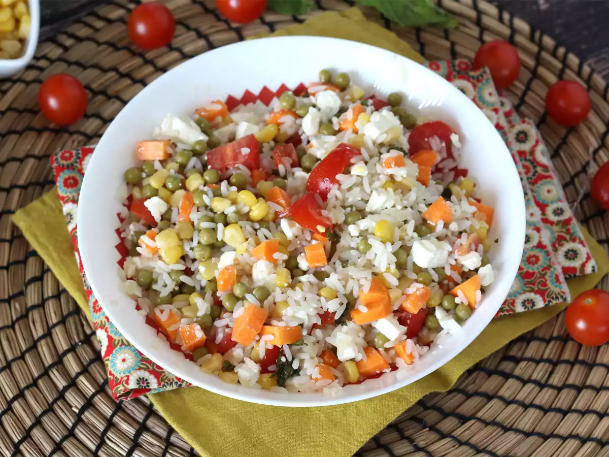 Salada de arroz vegetariana: queijo feta, milho, cenoura, ervilha, tomate cereja e hortelã - foto 4