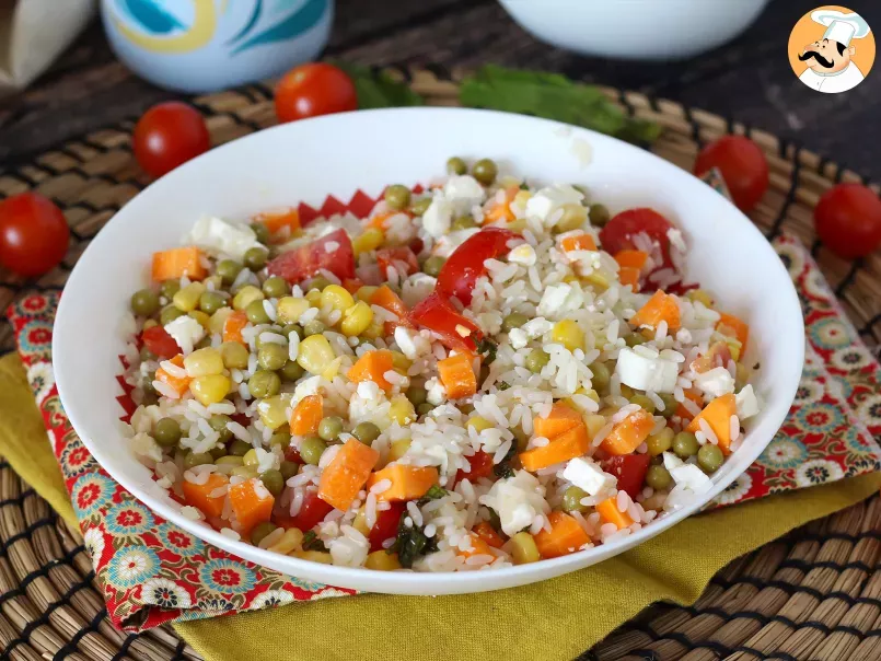 Salada de arroz vegetariana: queijo feta, milho, cenoura, ervilha, tomate cereja e hortelã, foto 5