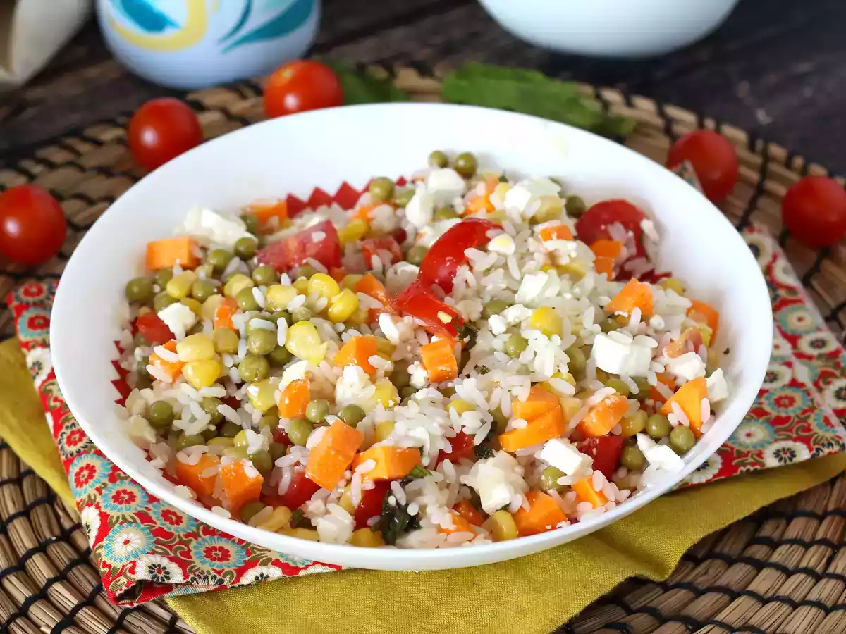 Salada de arroz vegetariana: queijo feta, milho, cenoura, ervilha, tomate cereja e hortelã - foto 5