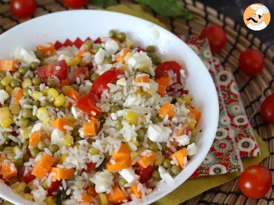 Receita Salada de arroz vegetariana: queijo feta, milho, cenoura, ervilha, tomate cereja e hortelã