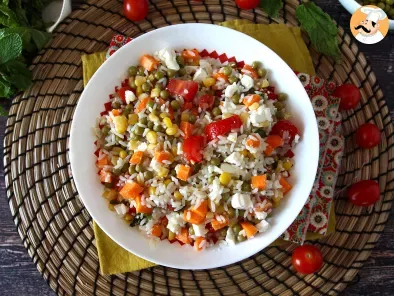 Salada de arroz vegetariana: queijo feta, milho, cenoura, ervilha, tomate cereja e hortelã, foto 1