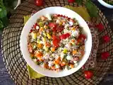 Salada de arroz vegetariana: queijo feta, milho, cenoura, ervilha, tomate cereja e hortelã, foto 1
