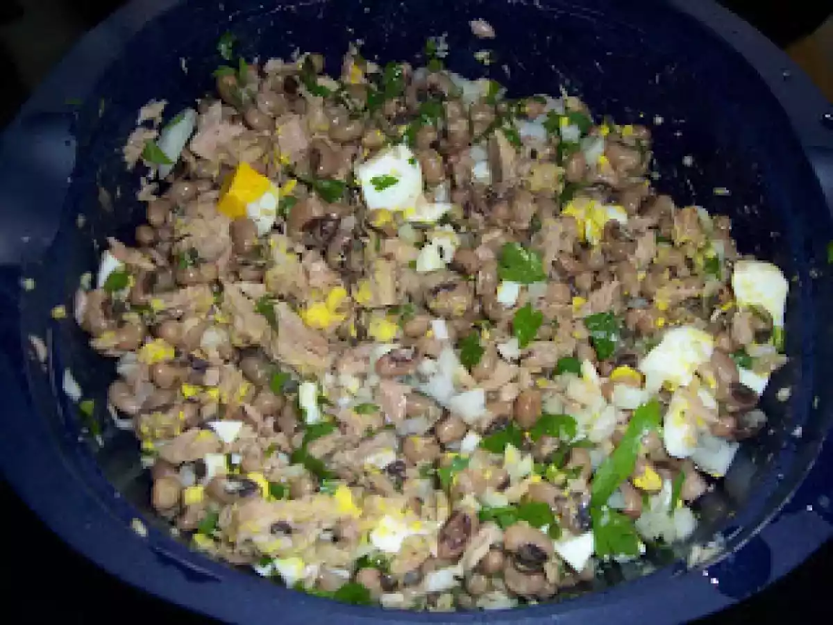 SALADA DE ATUM COM FEIJÃO FRADE