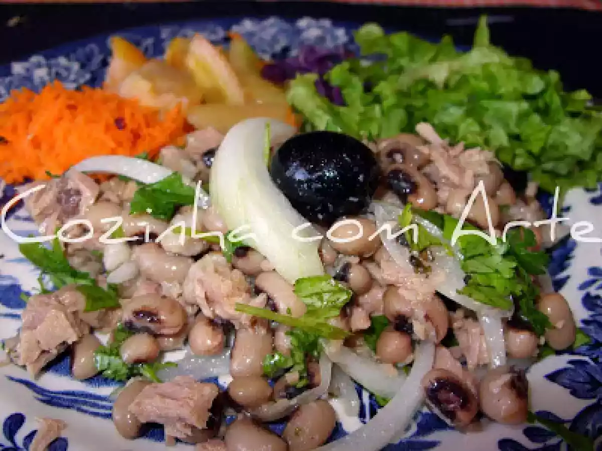 Salada de atum com feijão frade aromatizada com coentros