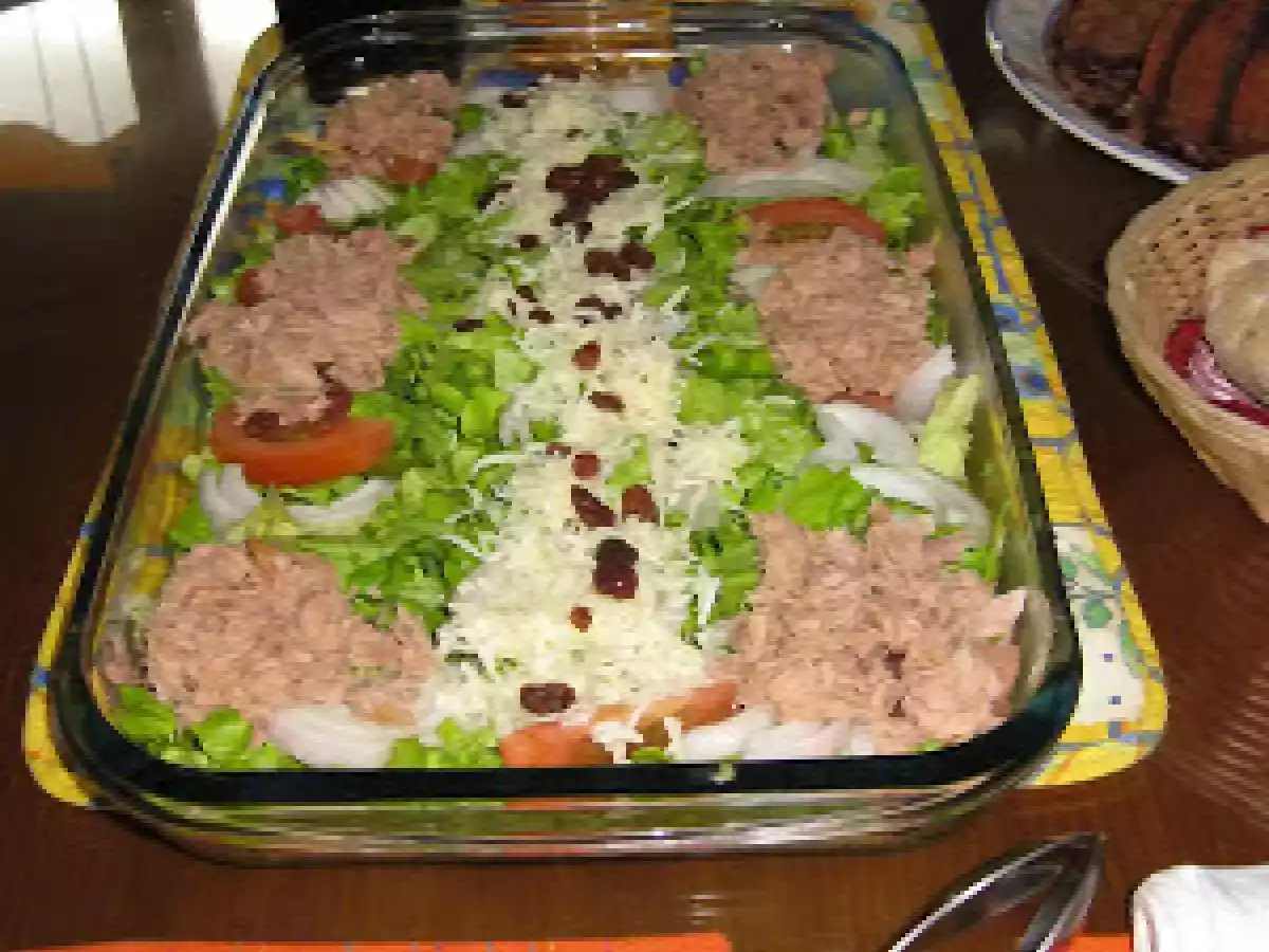 SALADA DE ATUM E PASSAS DE UVA