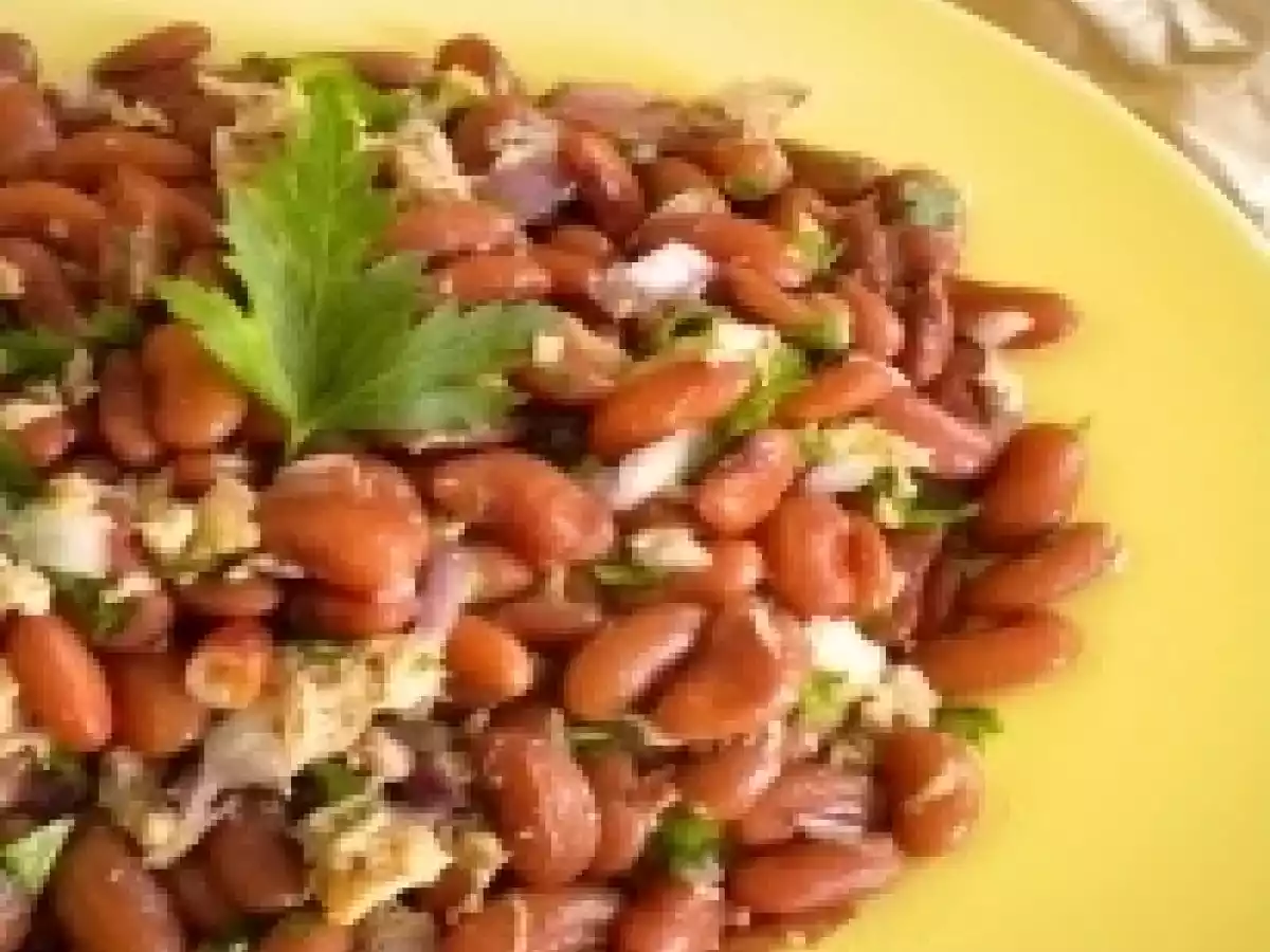Salada de atum, feijão e salsa