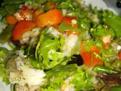 Salada de bacalhau com mistura de alfaces e vinagre balsâmico