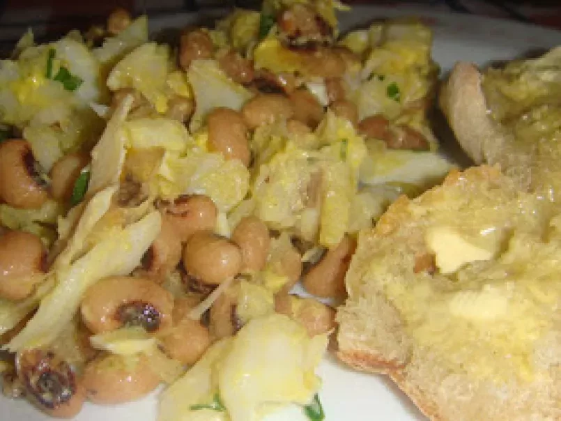 Salada de Bacalhau, Feijão Frade e Ovo Acompanhado com Torradas de Manteiga, foto 1